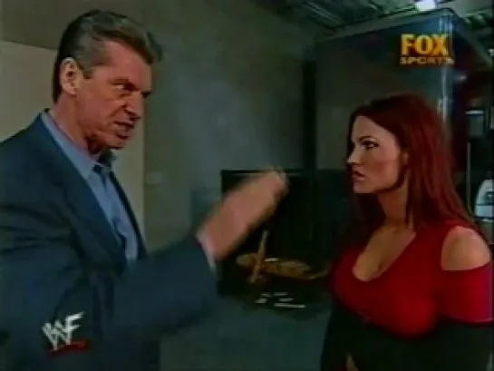 Lita backstage(WWF Raw Is War 09.04.2001)