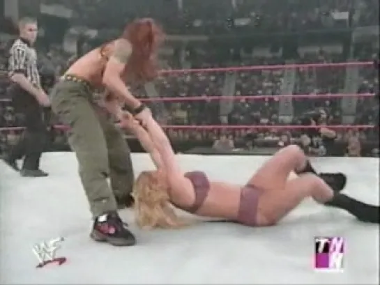 Lita vs Trish Stratus(Womens Championship,WWF Raw Is War 23.10.2000)