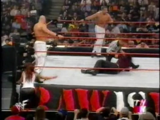 Lita(WWF Raw Is War 09.10.2000)