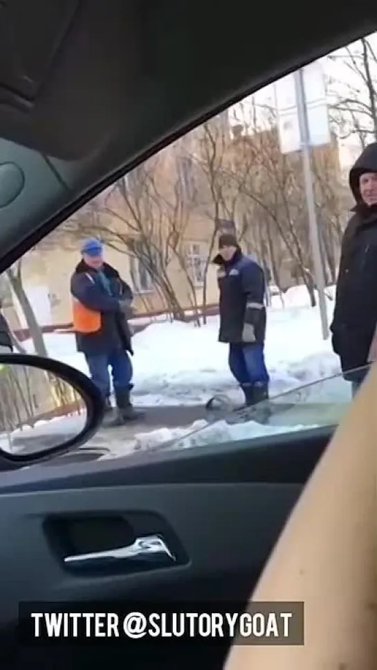 Девка катается по городу и показывает сиськи прохожим и водителям. Даже полицейские заценили ее сиськи!

#русское #домашнее