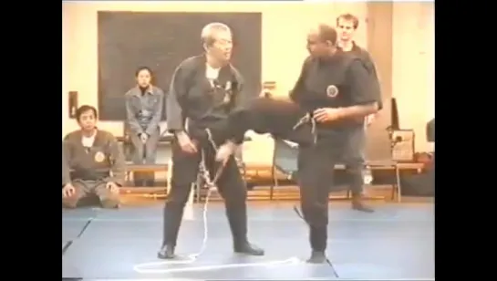 Masaaki Hatsumi demostrating Hojo jutsu