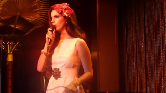 Lana Del Rey – Video Games (Live @ «Louis Vuitton» event)