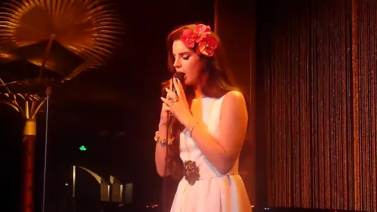 Lana Del Rey – National Anthem (Live @ «Louis Vuitton» event)