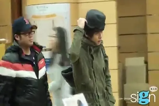 [fancam] 110112 SHINee Jonghyun watches Kyuhyun's musical - The Three Musketeers