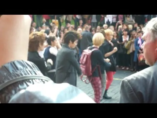 06.09.11 @ Shinee in Russia at Red Square @ Flash Mob