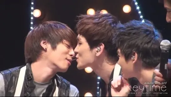 101122 JongKey pocky kiss  Hello Thailand Fan Party