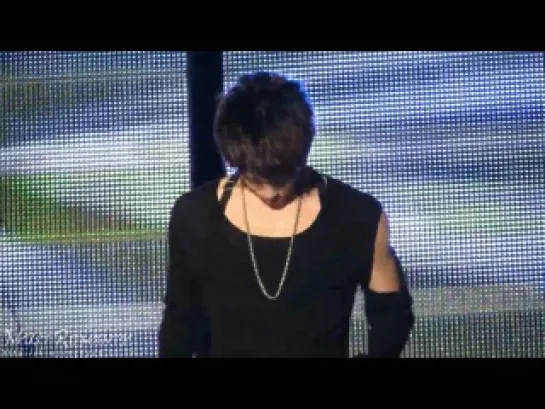 100803 SHINee jonghyun tidies his clothes  Cool Summer Concert