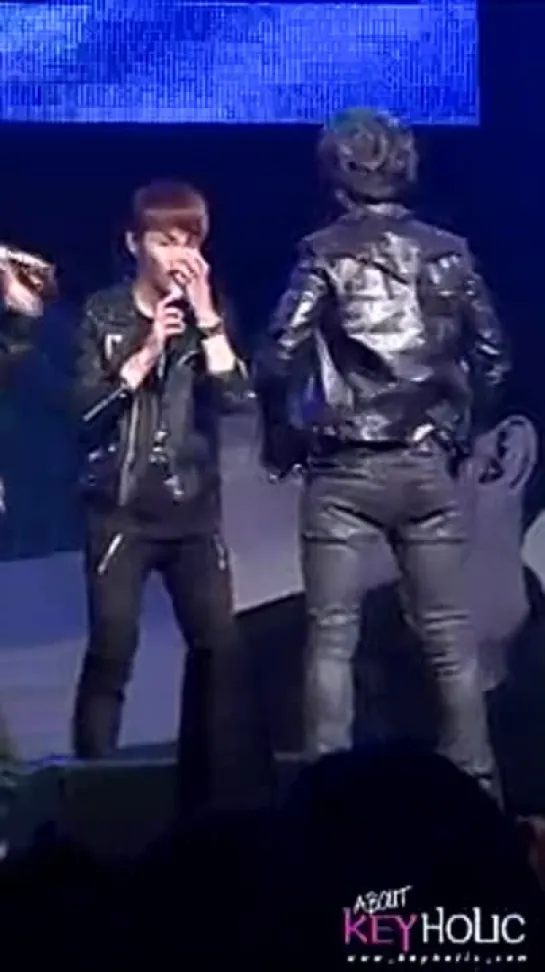 110220 SHINee Key's funny reaction when seeing Minho's abs @ Santafe Special Event