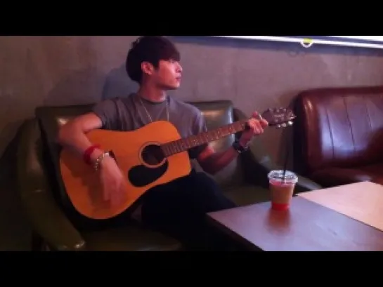 120501 Jonghyunnie Playing The Guitar