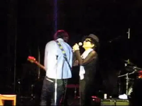 Yoko Ono and Thurston Moore perform Mulberry.