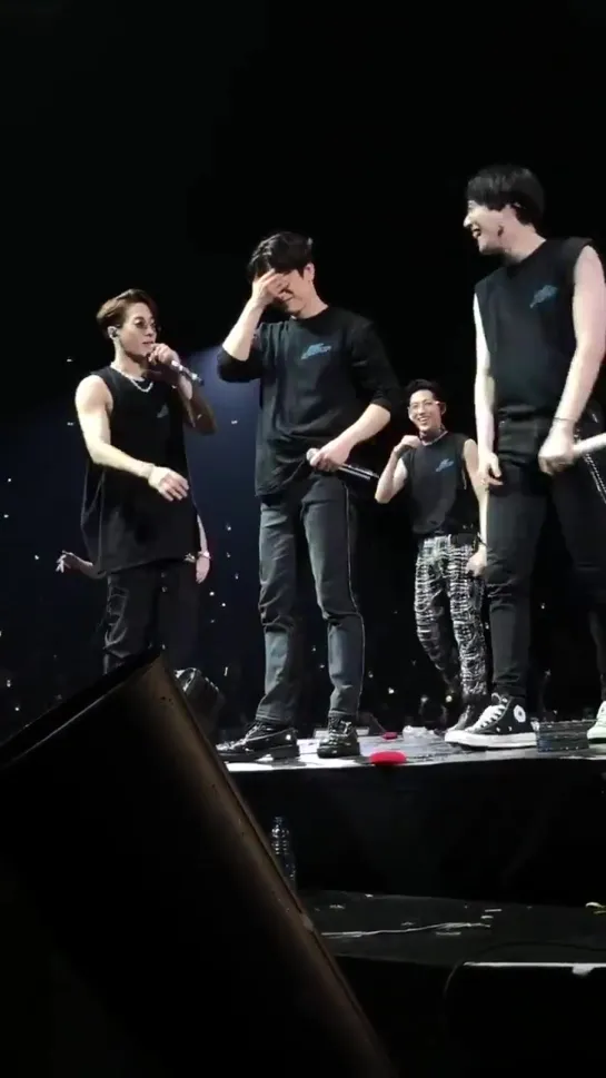 [FANCAM:TOUR] 191019 Концерт GOT7 «2019 World Tour: Keep Spinning» в Париже.