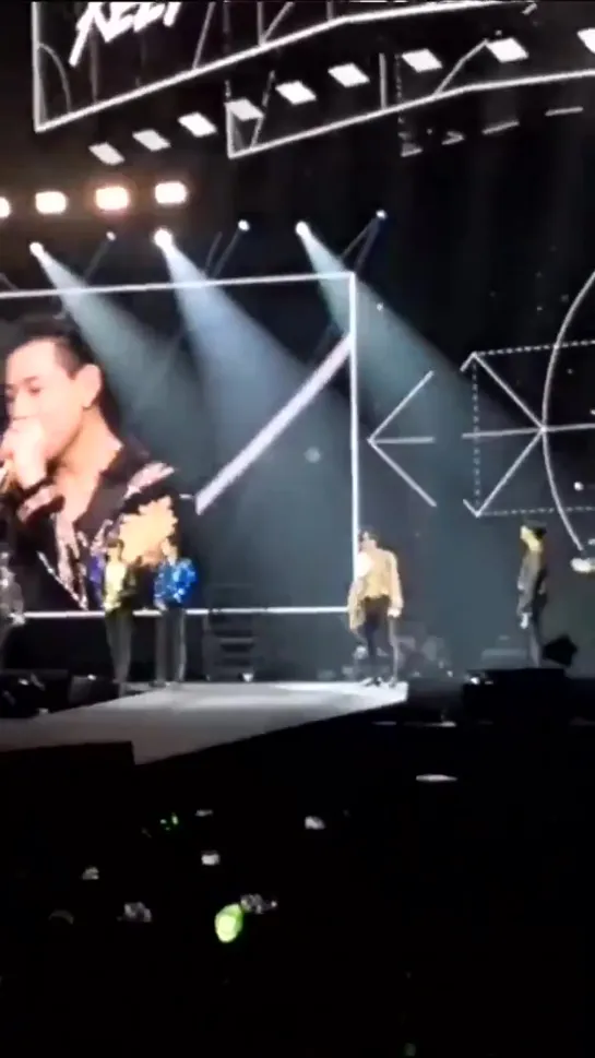 [FANCAM:TOUR] 191019 Концерт GOT7 «2019 World Tour: Keep Spinning» в Париже.