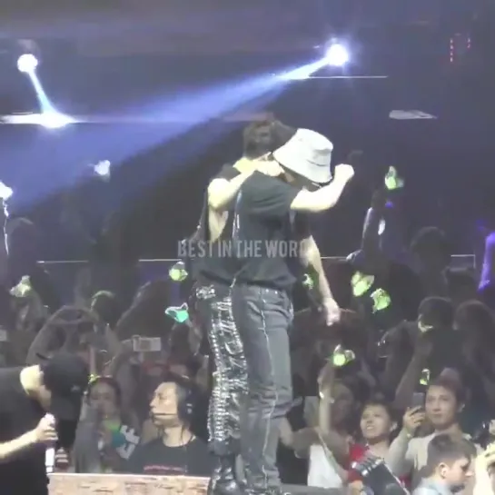 [FANCAM:TOUR] 191013 Концерт GOT7 «2019 World Tour: Keep Spinning» в Берлине.