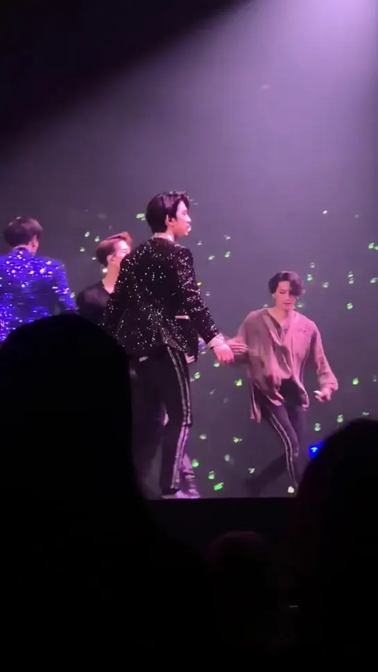 [FANCAM:TOUR] 191013 Концерт GOT7 «2019 World Tour: Keep Spinning» в Берлине.