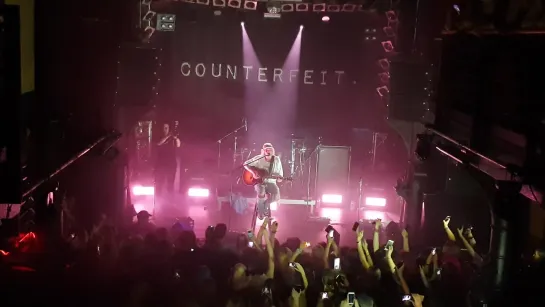 Counterfeit- Pictures of You (live in Hamburg 09.08.2019) Singer is Jamie Campbell Bower