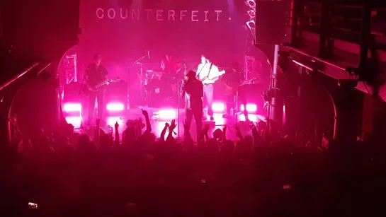 Counterfeit - Alive ( live in Hamburg 09.08.2019) singer is Jamie Campbell Bower