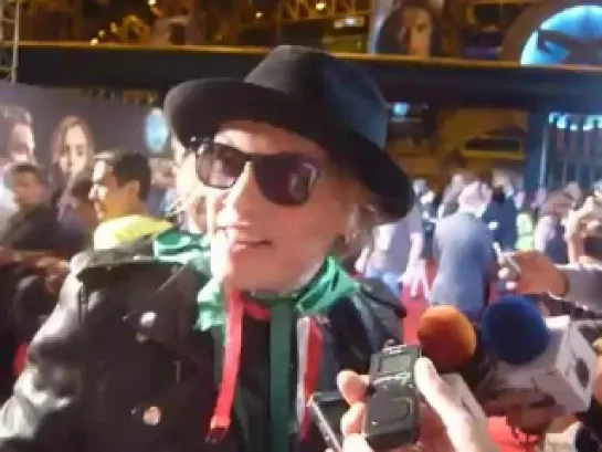 JAMIE CAMPBELL BOWER entrevistas AlfombraRoja 'Cazadores de sombras' Premier México