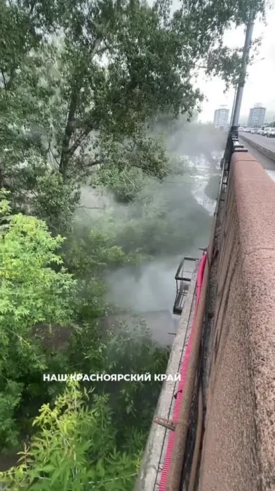 Красноярцев напугал фонтан воды на Коммунальном мосту