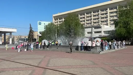 В Красноярске фонтан на Театральной площади 1 июня работает в праздничном режиме