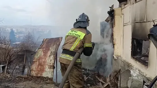 В Красноярске горят два дачных дома на площади 250 кв. метров