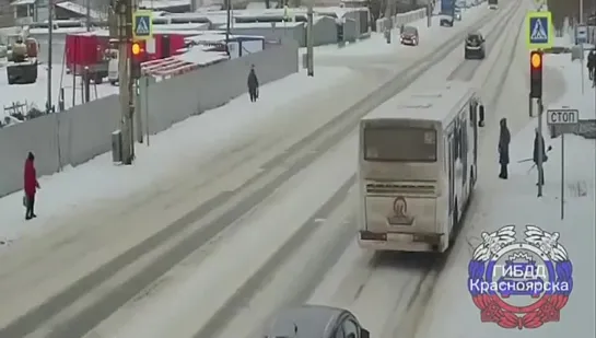 В Красноярске водитель автобуса чуть не сбил на «красный» женщину с ребенком