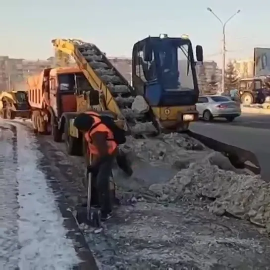 С дорог Красноярска за выходные собрали 2 311 КамАЗов снега