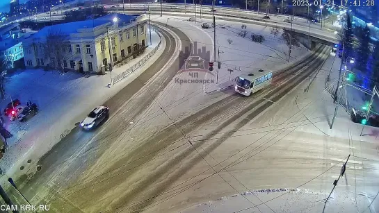 В Красноярске на Копыловском мосту затруднено движение из-за массовой аварии