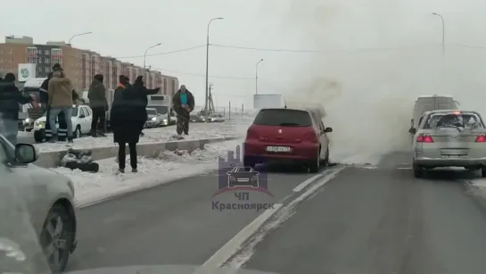 На Северном шоссе в Красноярске сгорела иномарка