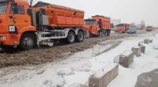 В Красноярске устраняют последствия прорыва трубы на Северном шоссе