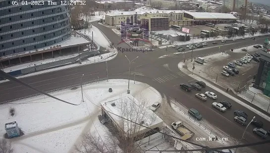 В Красноярске две женщины устроили разборки прямо посреди дороги