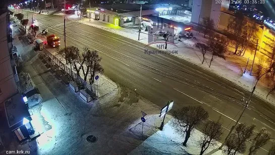 В Красноярске 21-летний водитель BMW промчался по городу и врезался в столб