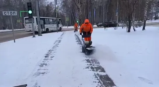 В Красноярске тротуары очищают с помощью современной техники