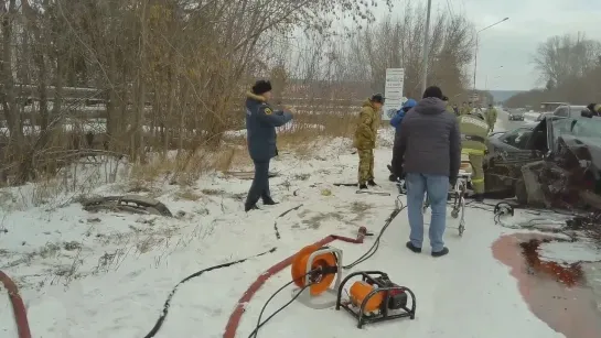 В Зеленогорске сотрудникам МЧС пришлось доставать водителя из машины после аварии со столбом