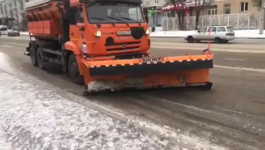 В Красноярске подсыпают остановки песчано-соляной смесью