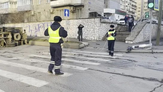 В центре Красноярска перевернулся грузовик