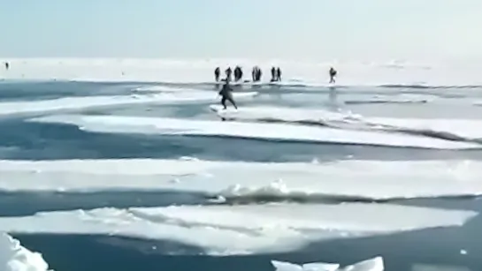 На Сахалине 18 рыбаков унесло в море на отломившейся льдине