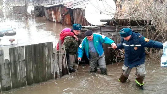 Срочная эвакуация людей из-за угрозы потопа на юге Казахстана. Людей вывозят в безопасные места