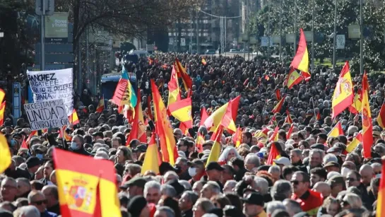 Толпы людей окружили мэрию Мадрида. Тысячи человек вышли на митинги против правительства в Испании