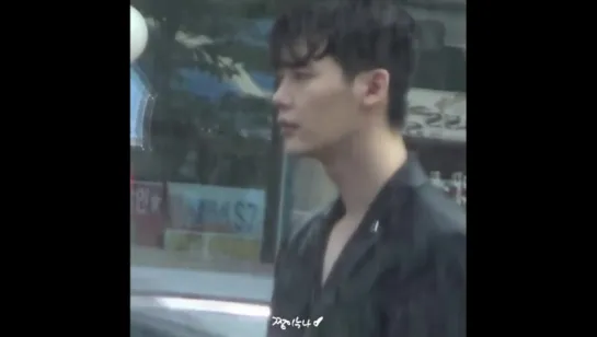 Videos FanCam- [10.07.16] LeeJongSuk @ “W-Two Worlds” Filming Set 17)