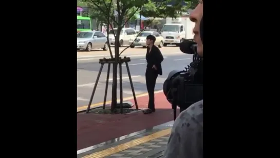 Videos FanCam- [10.07.16] LeeJongSuk @ “W-Two Worlds” Filming Set 15)