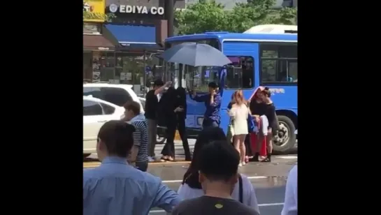 Videos FanCam- [10.07.16] LeeJongSuk @ “W-Two Worlds” Filming Set 14)