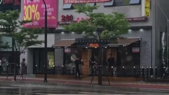 Videos FanCam- [10.07.16] LeeJongSuk @ “W-Two Worlds” Filming Set 11)