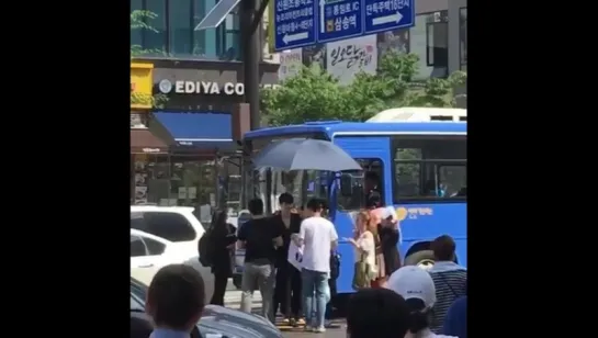 Videos FanCam- [10.07.16] LeeJongSuk @ “W-Two Worlds” Filming Set 8)