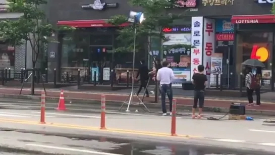 Videos FanCam- [10.07.16] LeeJongSuk @ “W-Two Worlds” Filming Set 5)