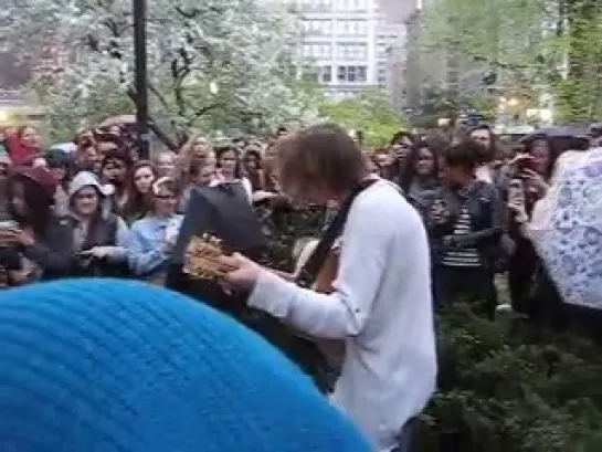 Jamie Campbell Bower - Get your guns in New York, Union Square Park