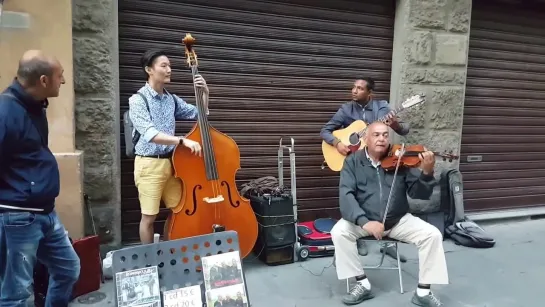 Autumn leaves - Jun-Hyuk Choi in Florence  • 콘트라베이스 최준혁_이탈리아여행 중 거리연주가들과 함께 즉흥연주