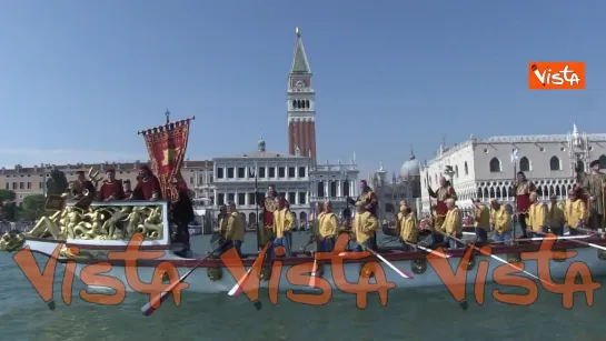 2020-09-06  La Regata Storica a Venezia, le immagini dello spettacolare corteo che sfila nel Canal Grande