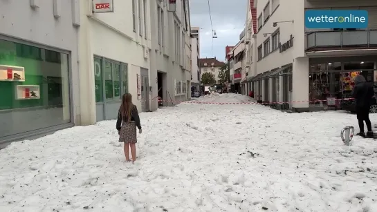 2023-08-04 Ройтлинген. Heftiges Hagelunwetter in Reutlingen Winterlandschaft mitten im Sommer