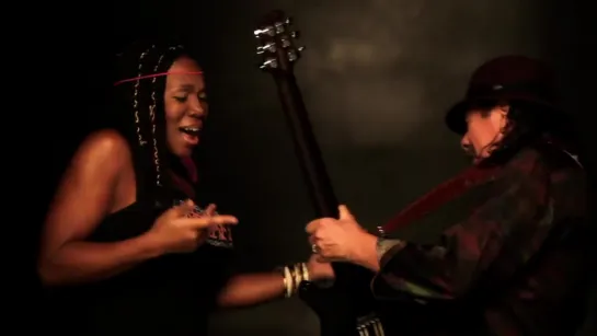 Carlos Santana & India Arie - "While My Guitar Gently Weeps"  • 21-09-2010