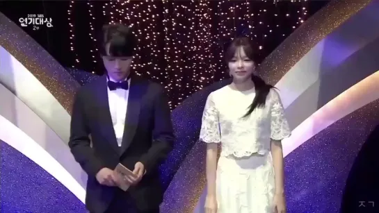 [SBS DRAMA AWARDS 2019] Ян Седжон и Джо Юджон вручают награду.